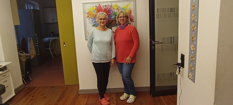 tl_files/Schulhomepage2526/Frau schroeder hintergrund baum.jpg