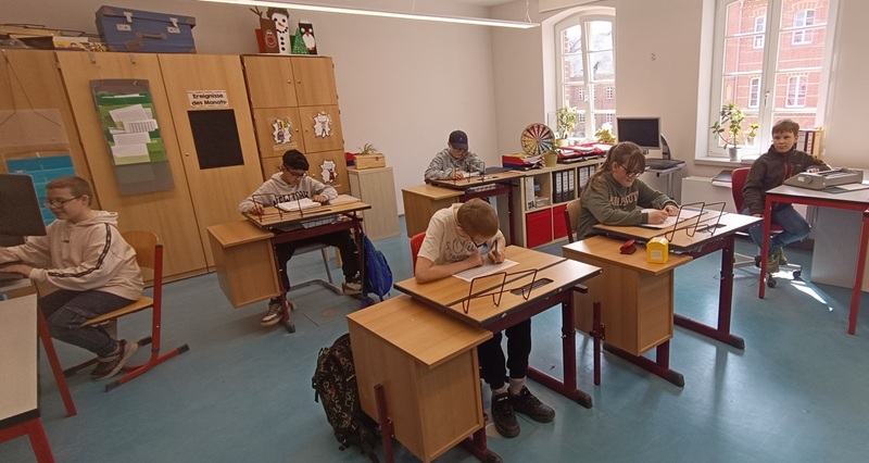 tl_files/Schulhomepage2526/Roter Flur/4a_arbeitet.jpg tl_files/Schulhomepage2526/Roter Flur/4a_arbeitet.jpg