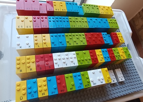 tl_files/Schulhomepage2526/Roter Flur/Legosteine auf Blindenschrift.jpg tl_files/Schulhomepage2526/Roter Flur/Legosteine auf Blindenschrift.jpg